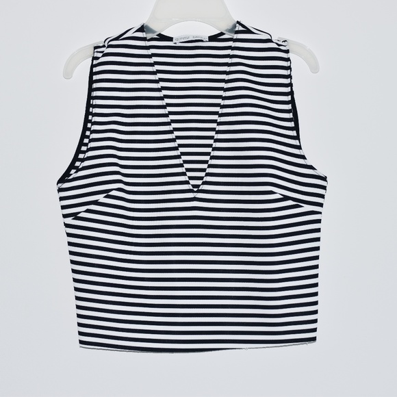 Black & White striped low v-neck crop top - Picture 1 of 3
